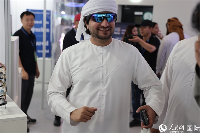 无形眼镜亮相迪拜，人民网作深度报道