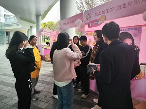 播撒爱心  呵护女神——前海无形热心参与深圳宝安区爱心集市